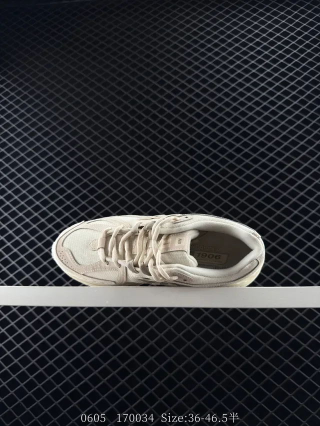 New Balance 1906R Off-White 单色生活方式运动鞋 5