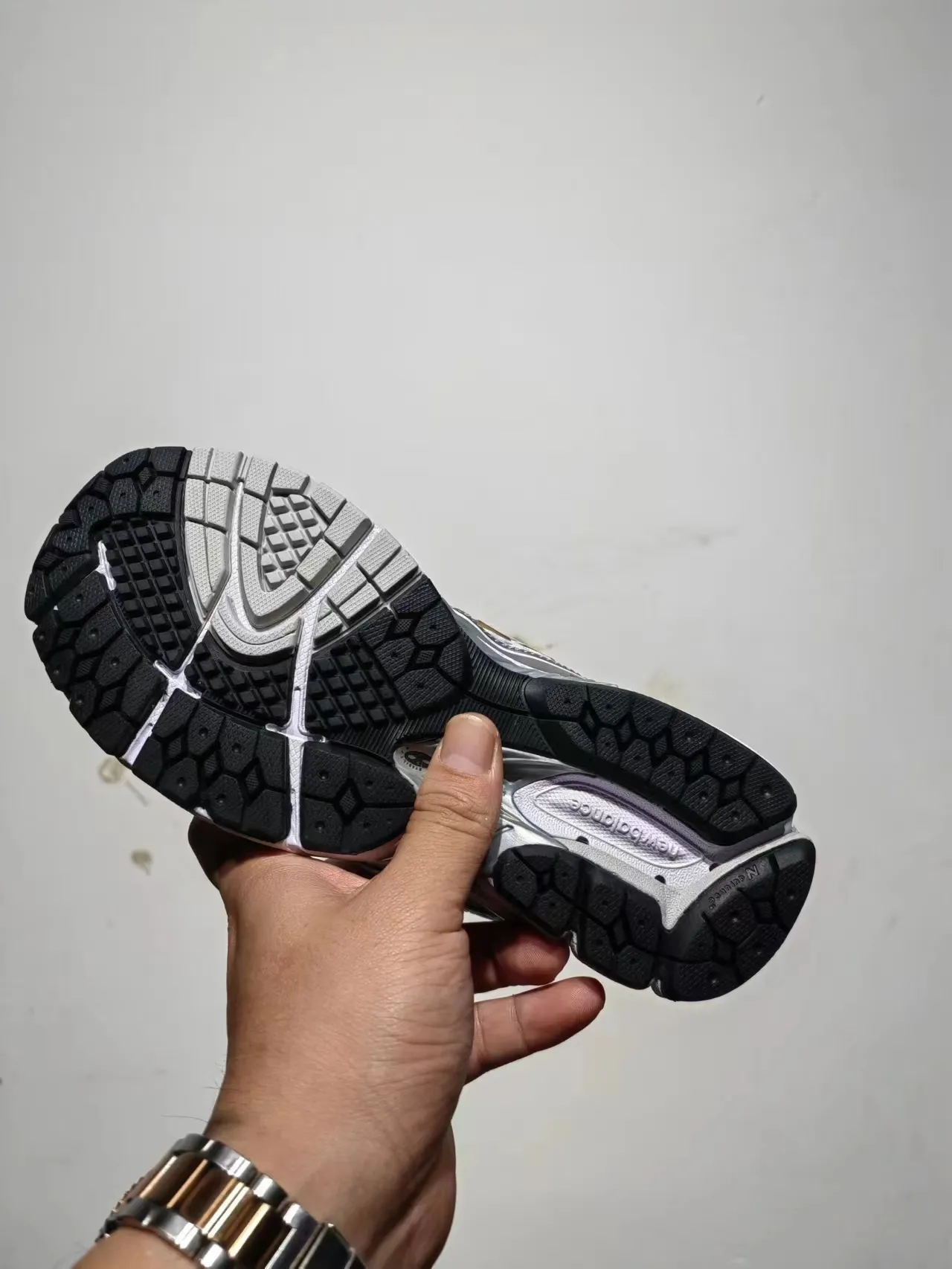 New Balance 1906R 白色银色金色跑鞋 2