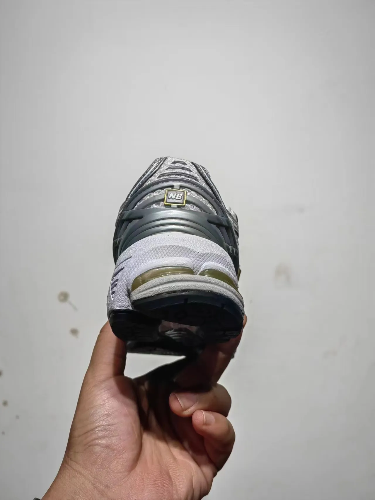 New Balance 1906R 白色银色金色跑鞋 3