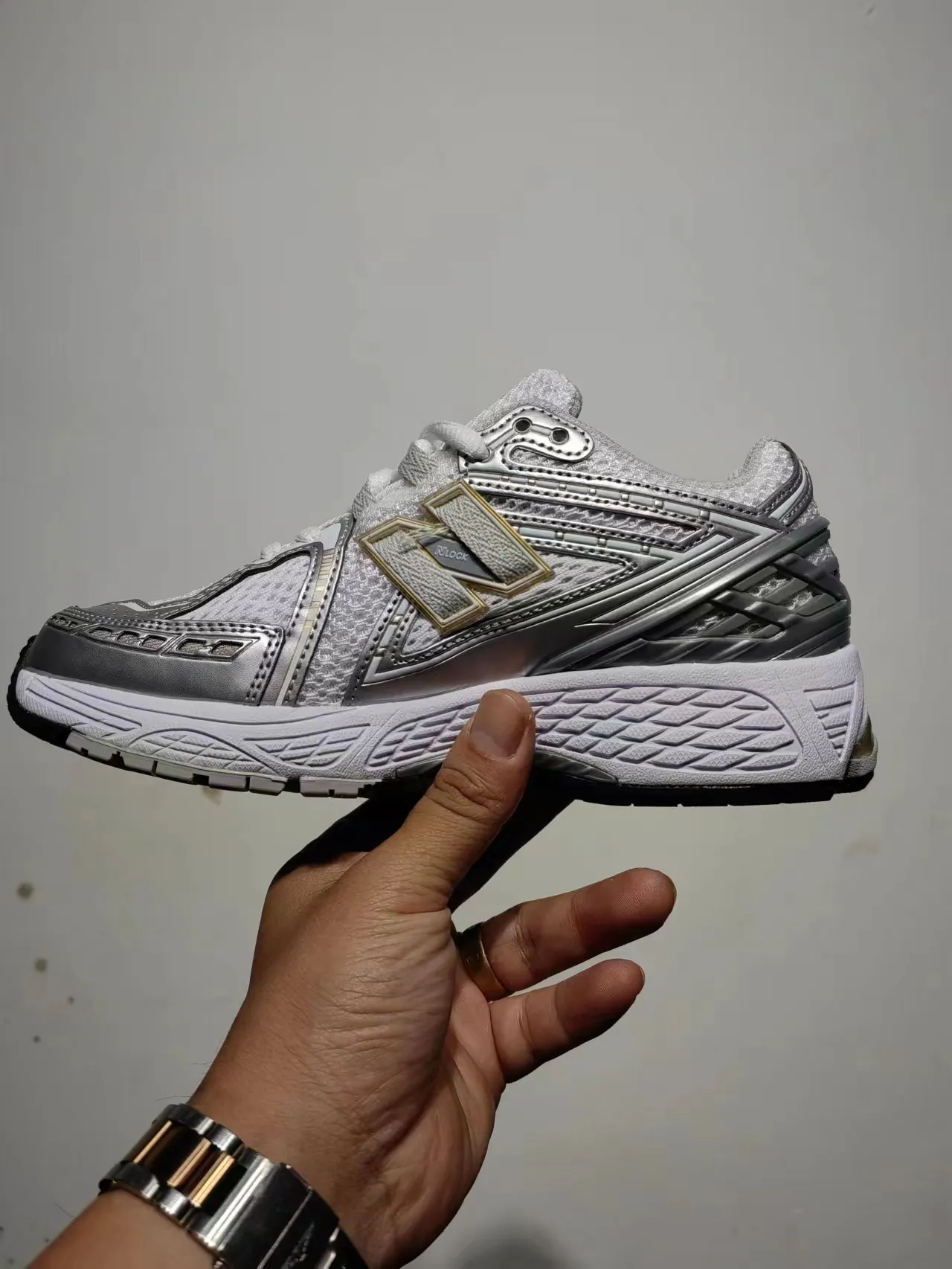 New Balance 1906R 白色银色金色跑鞋 4