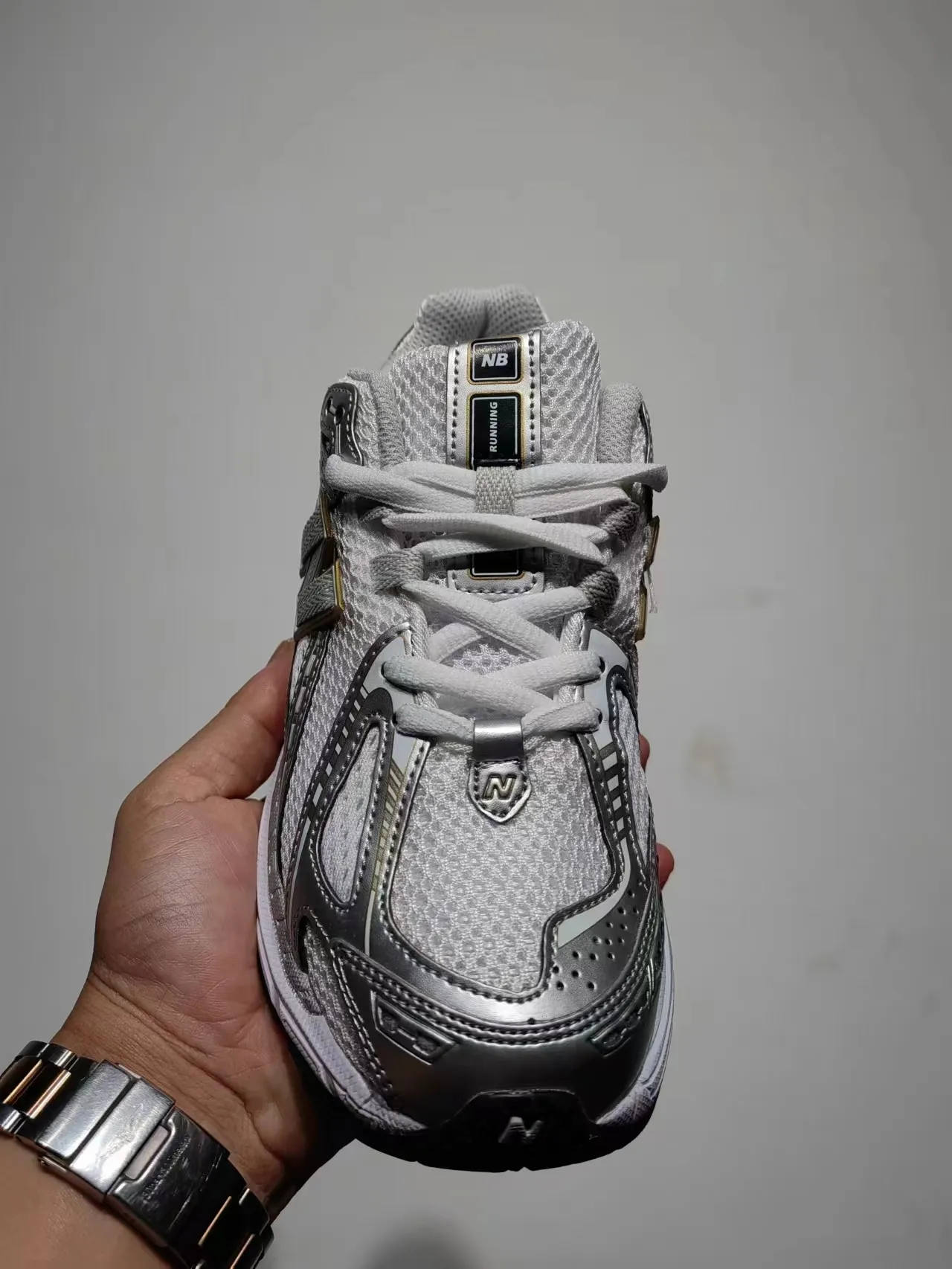 New Balance 1906R 白色银色金色跑鞋 5