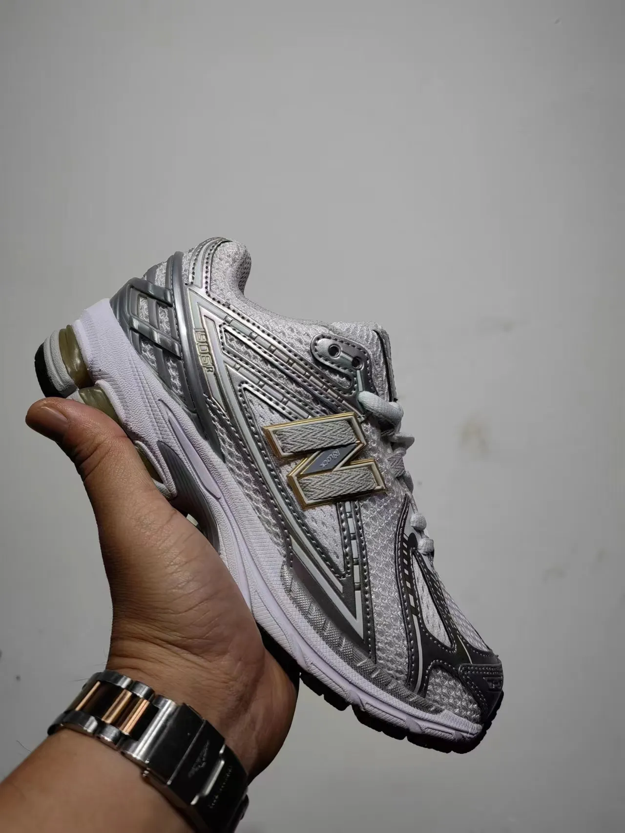 New Balance 1906R 白色银色金色跑鞋 6