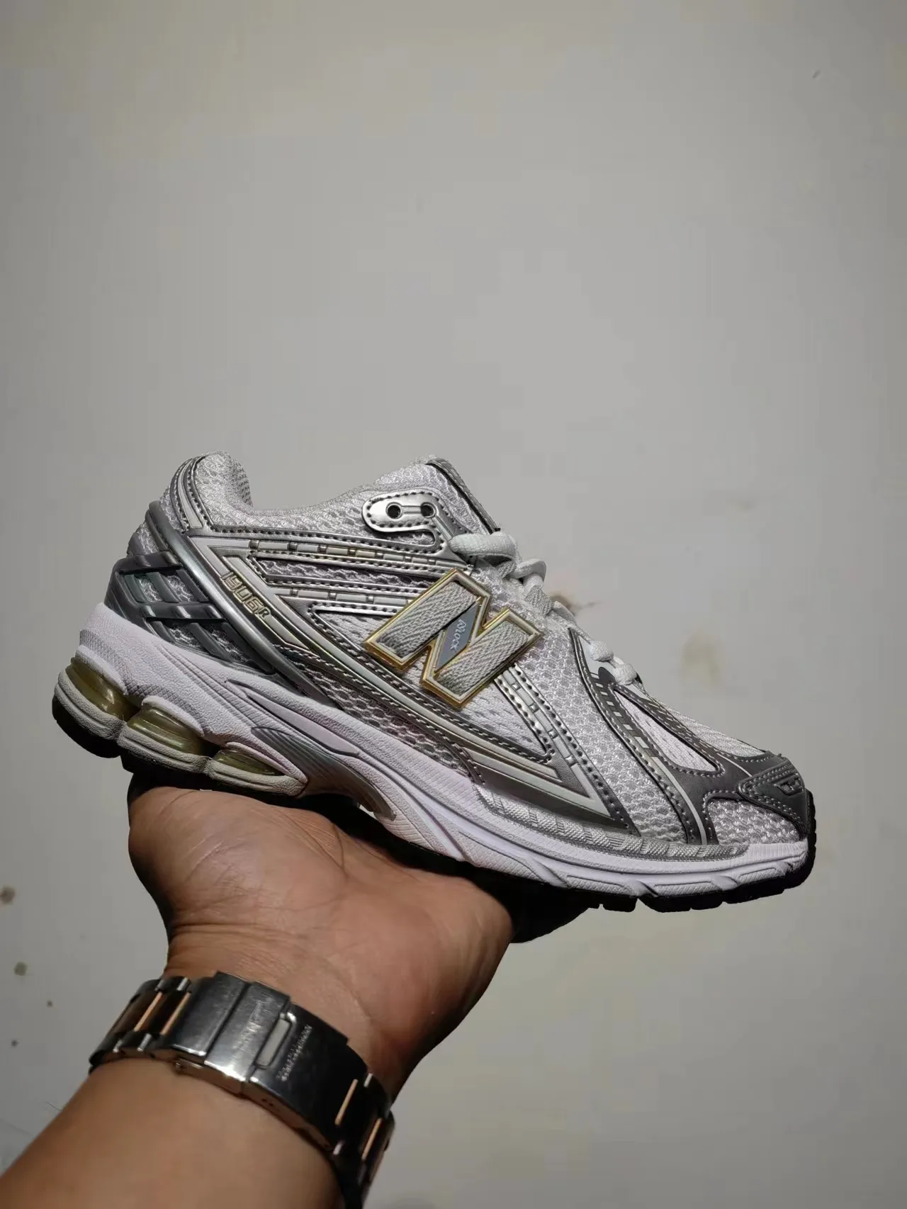 New Balance 1906R 白色银色金色跑鞋 7