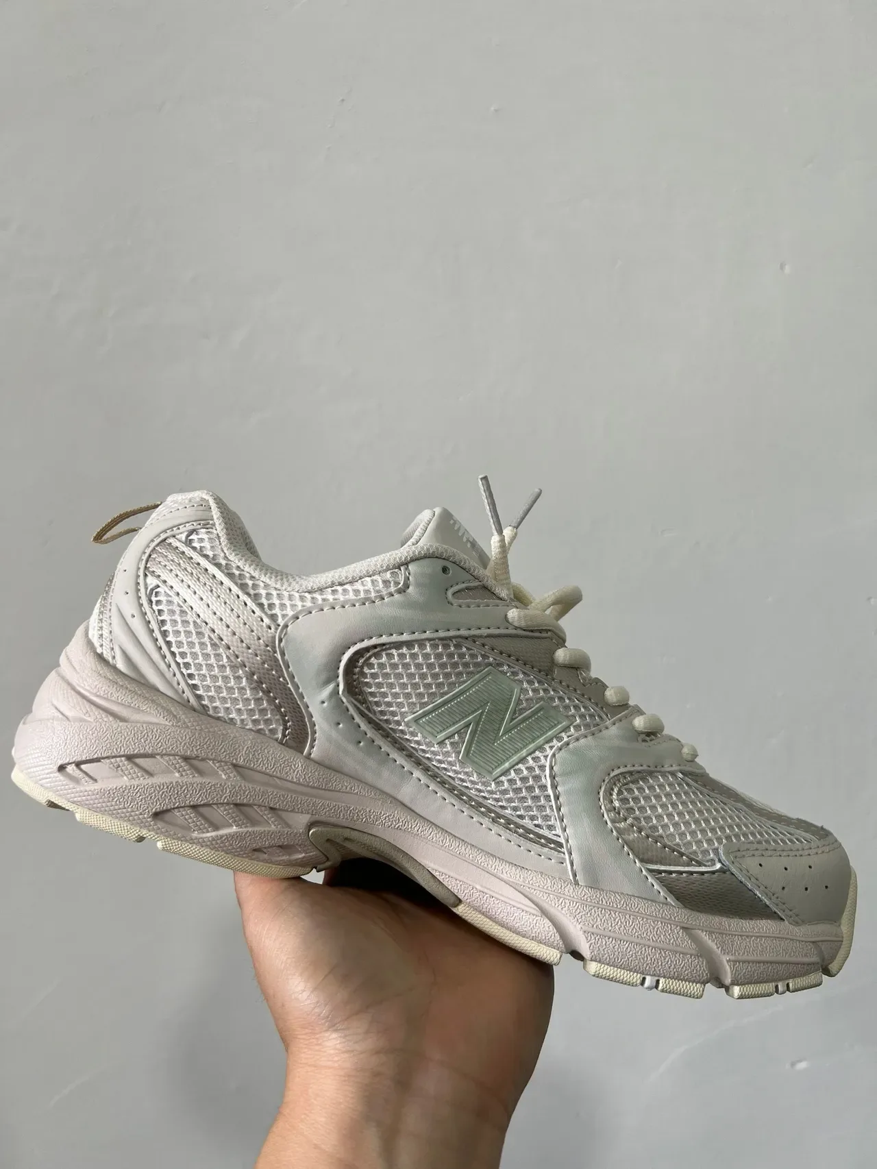New Balance 530 sneakers lifestyle beige et vert empeigne mesh et synthétique semelle intermédiaire chunky sculptée 3