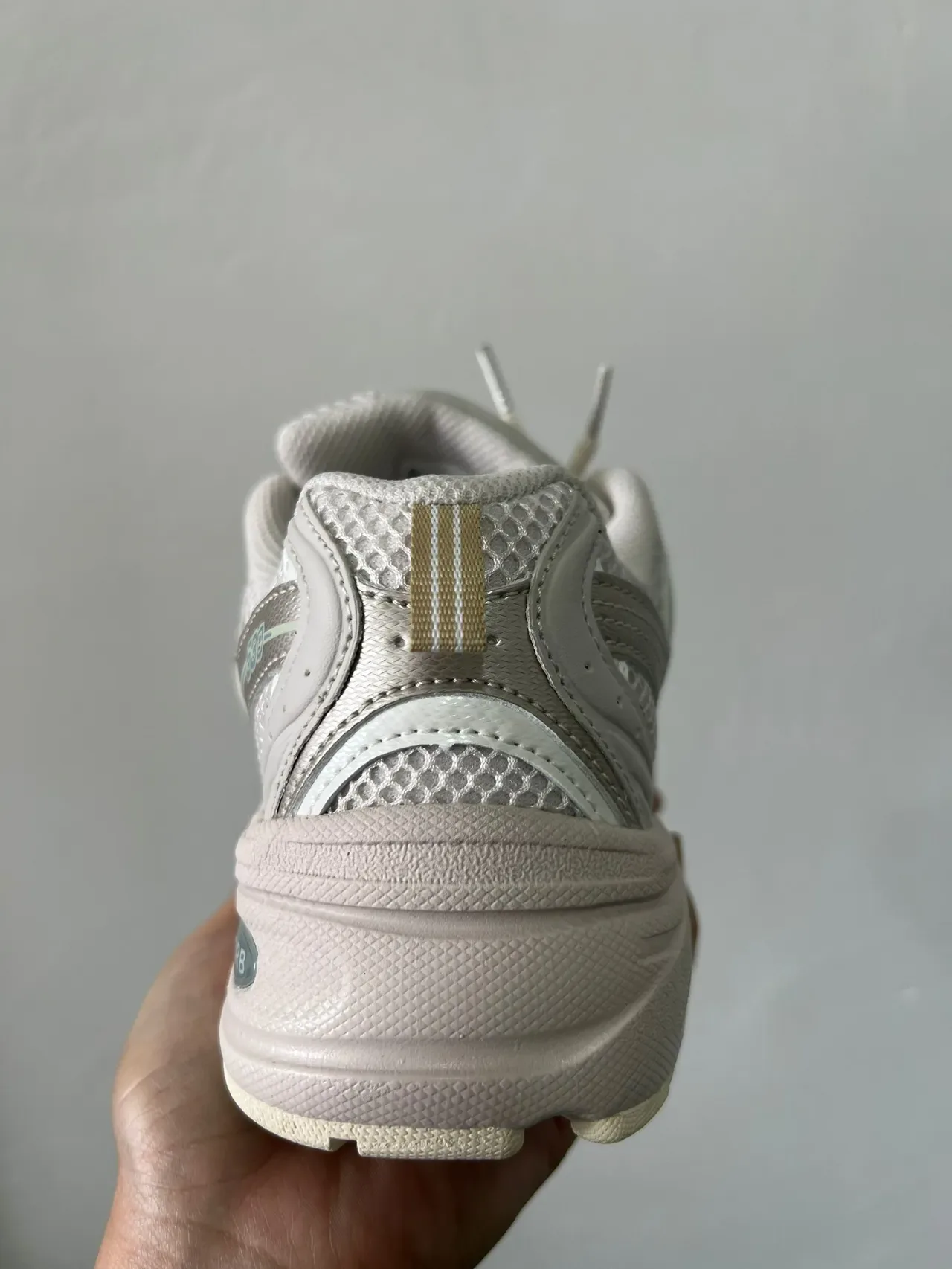 New Balance 530 sneakers lifestyle beige et vert empeigne mesh et synthétique semelle intermédiaire chunky sculptée 4