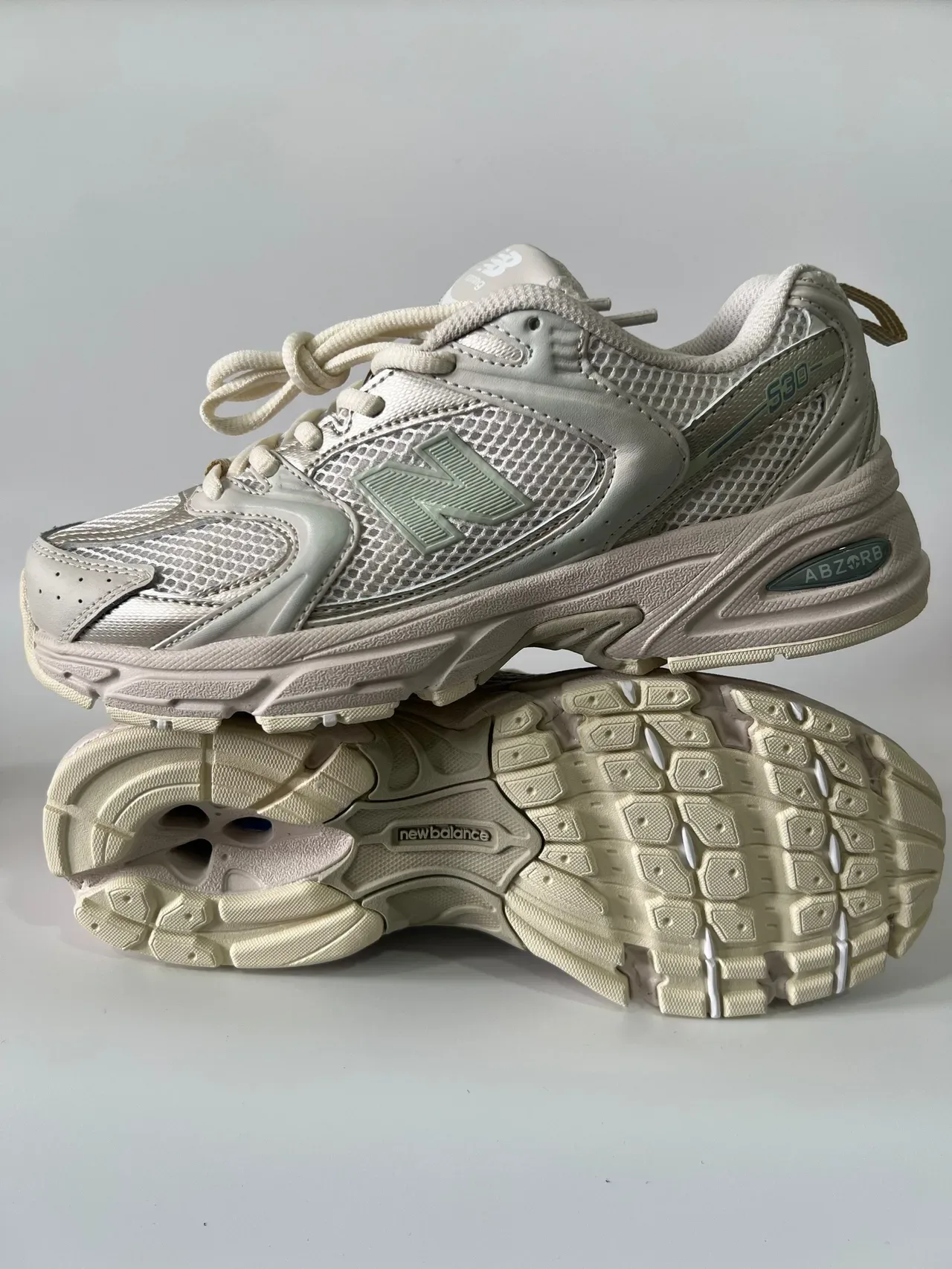 New Balance 530 sneakers lifestyle beige et vert empeigne mesh et synthétique semelle intermédiaire chunky sculptée 5
