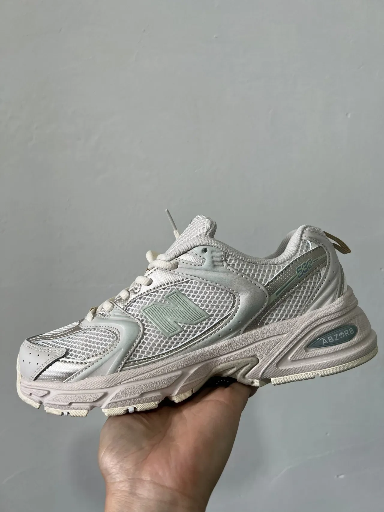 New Balance 530 sneakers lifestyle beige et vert empeigne mesh et synthétique semelle intermédiaire chunky sculptée 7