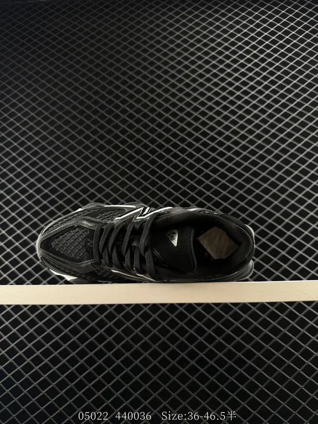 New Balance 9060 Tênis Chunky Pretos e Brancos 4
