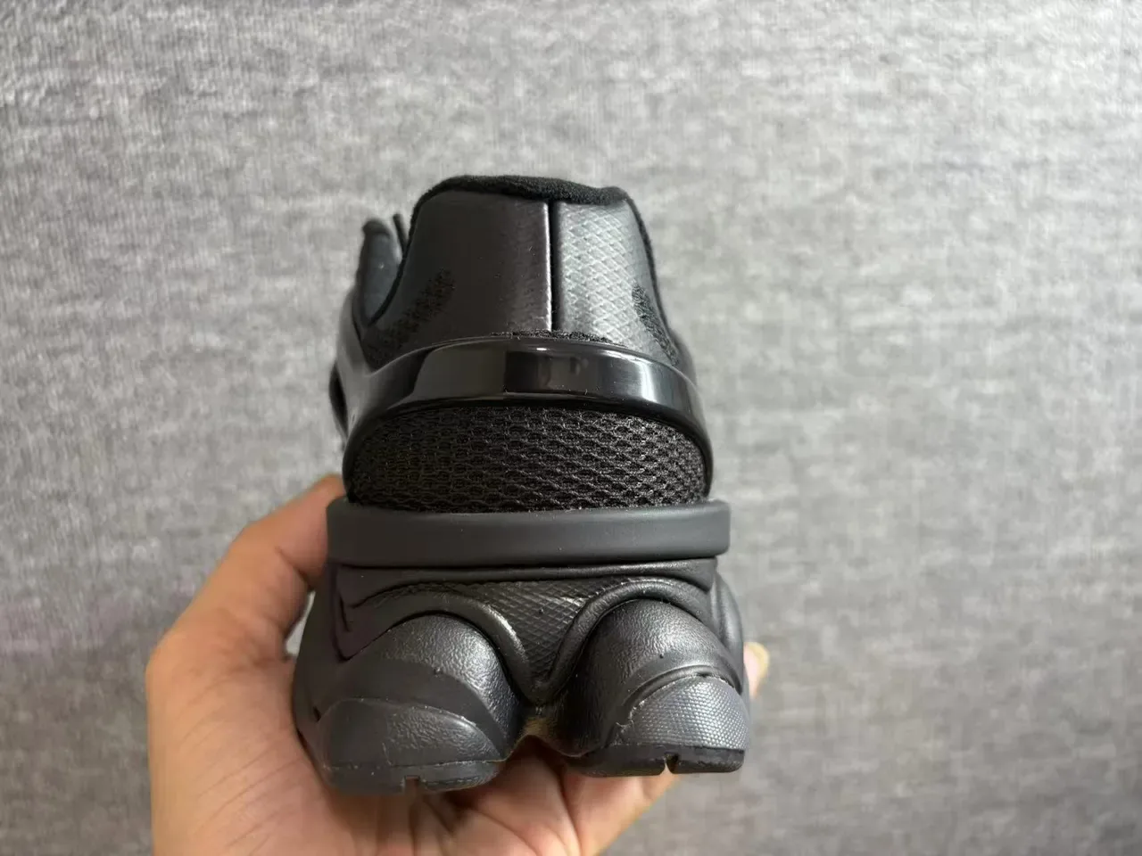 New Balance 9060 एक रंग का काला चंकी स्नीकर 2