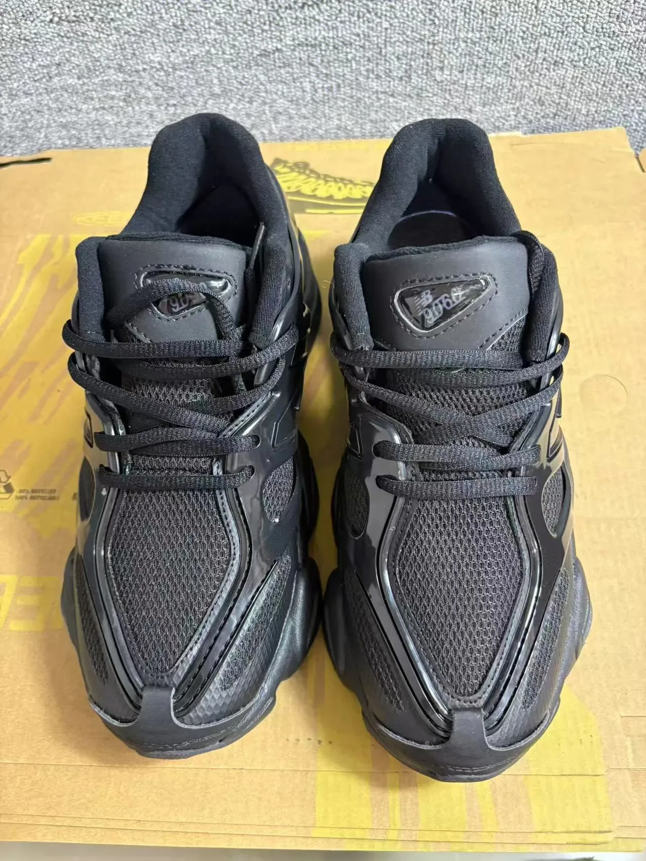 New Balance 9060 एक रंग का काला चंकी स्नीकर 3