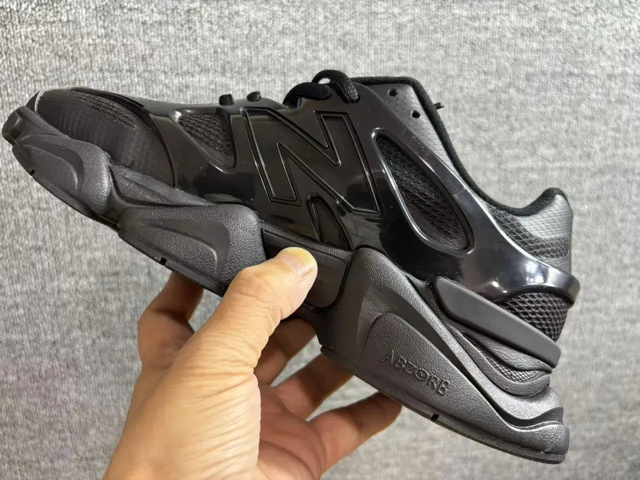 New Balance 9060 एक रंग का काला चंकी स्नीकर 4