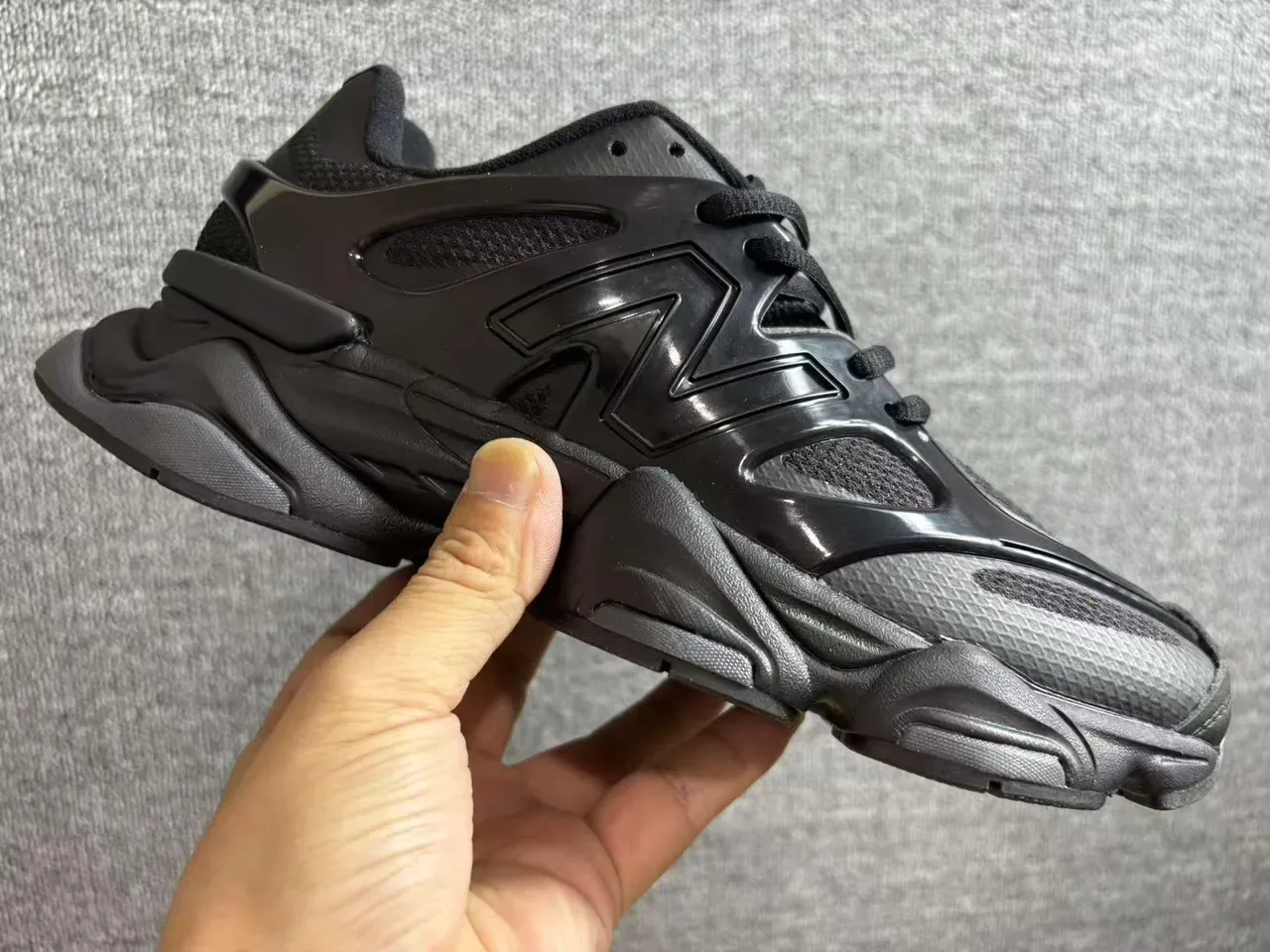New Balance 9060 एक रंग का काला चंकी स्नीकर 5