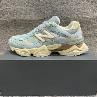 New Balance 9060 淡蓝灰和奶油色厚底运动鞋