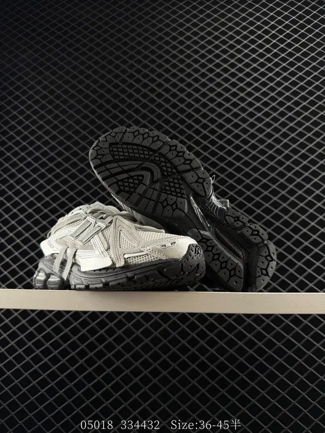 New Balance 906A হালকা ধূসর এবং কালো চাংকি স্নিকার 3