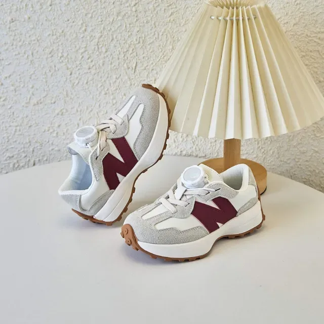 New Balance भूरा काला रेट्रो रनर लेयर्ड सूड-मेश लाइफस्टाइल स्नीकर 15