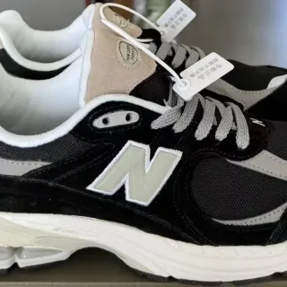 New Balance 黑色米色 复古跑鞋轮廓 分层麂皮和网面生活方式运动鞋