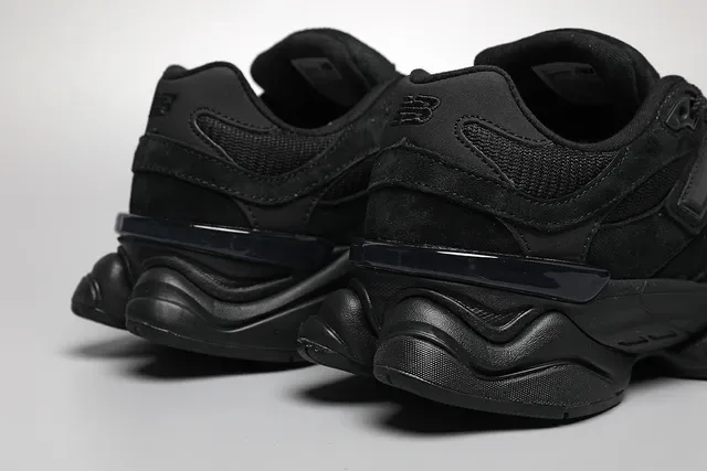 New Balance 黑色单色网面和麂皮鞋面生活方式运动鞋 2