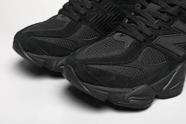 New Balance 黑色单色网面和麂皮鞋面生活方式运动鞋 4