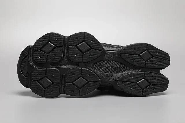 New Balance 黑色单色网面和麂皮鞋面生活方式运动鞋 6