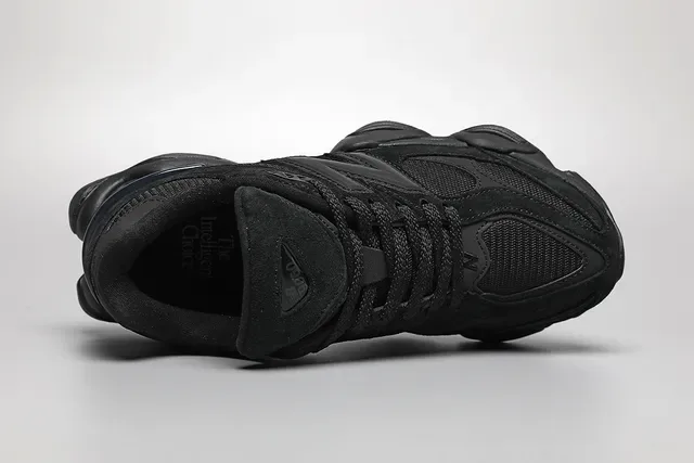 New Balance 黑色单色网面和麂皮鞋面生活方式运动鞋 7