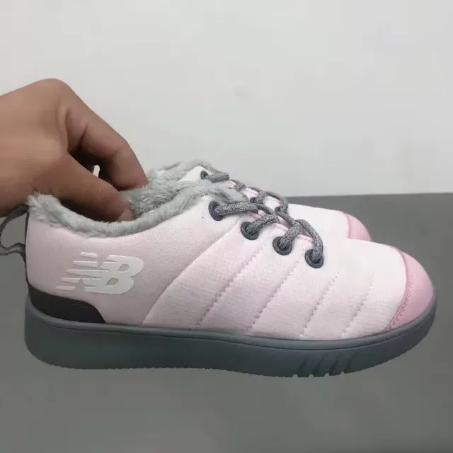New Balance sneakers lifestyle noir blanc avec partie supérieure matelassée, col doublé en peluche 4