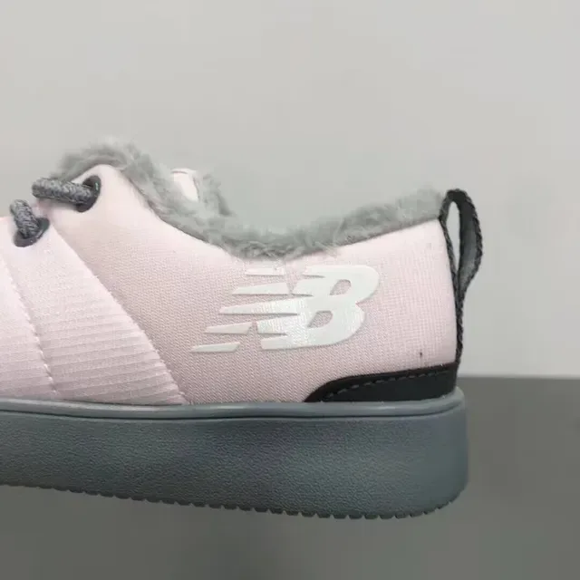 New Balance sneakers lifestyle noir blanc avec partie supérieure matelassée, col doublé en peluche 7