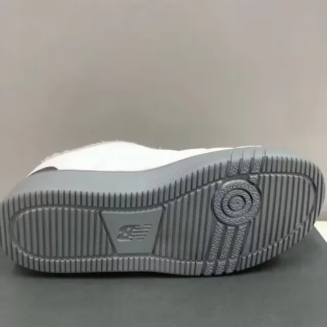 New Balance sneakers lifestyle noir blanc avec partie supérieure matelassée, col doublé en peluche 10