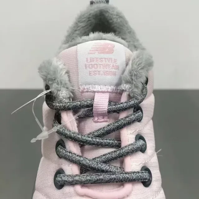 New Balance sneakers lifestyle noir blanc avec partie supérieure matelassée, col doublé en peluche 11