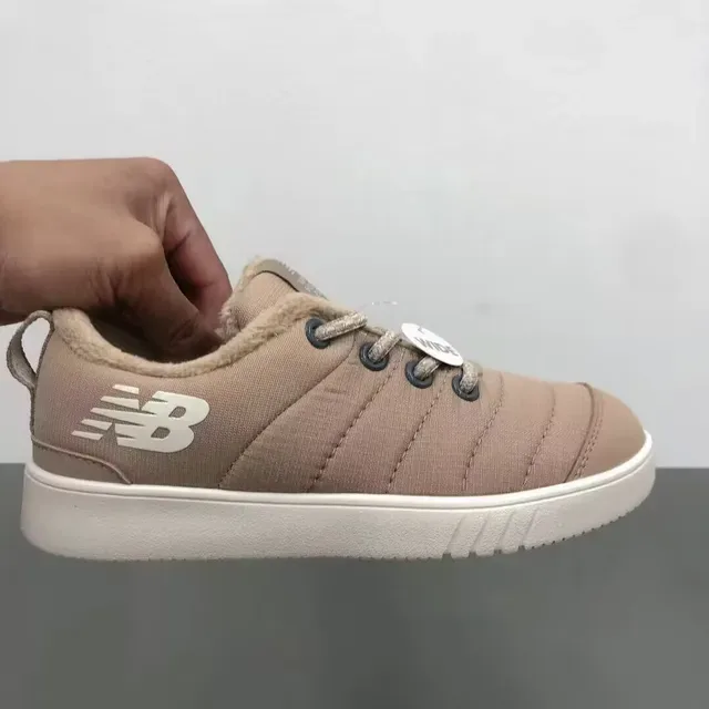 New Balance sneakers lifestyle noir blanc avec partie supérieure matelassée, col doublé en peluche 13