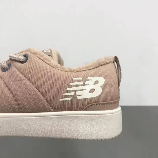 New Balance sneakers lifestyle noir blanc avec partie supérieure matelassée, col doublé en peluche 15
