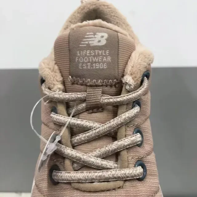 New Balance sneakers lifestyle noir blanc avec partie supérieure matelassée, col doublé en peluche 18