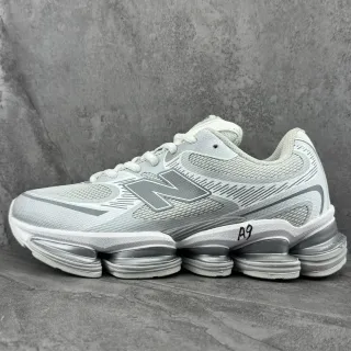 New Balance 灰白网布和合成覆盖鞋面 分段透明中底鞋垫 生活方式运动鞋