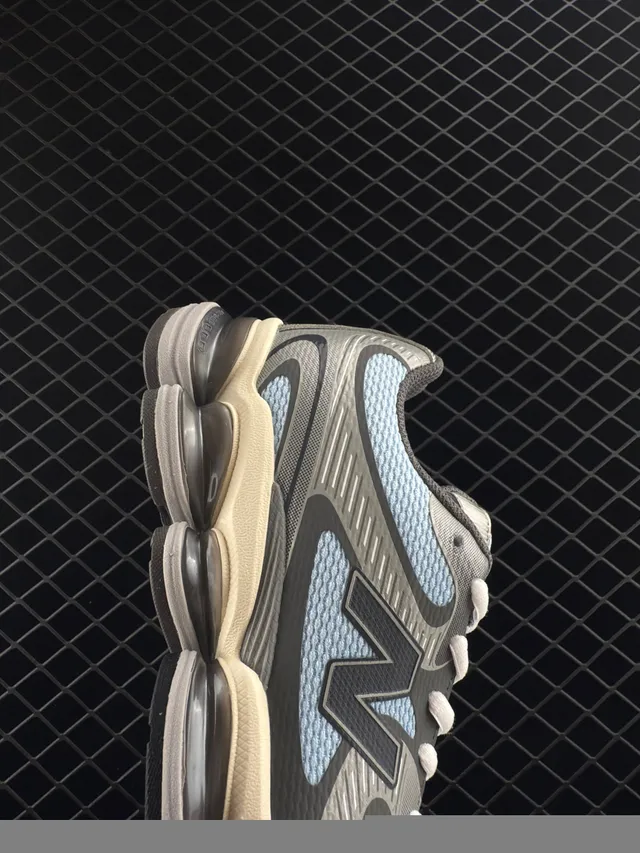 New Balance M2000 灰蓝 网布和合成材质上层 轻微点缀面板 厚底运动鞋 3