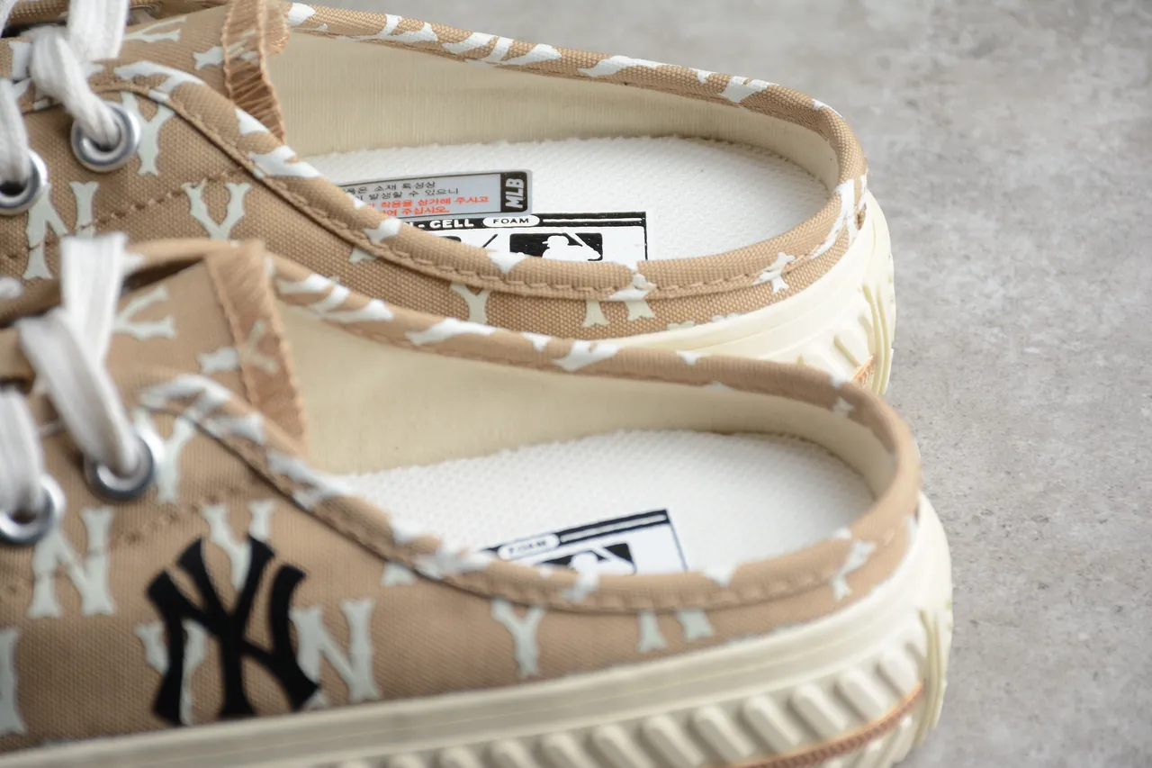New Era Chaussures canvas beige blanc avec motif monogramme silhueta mule slip-on 5