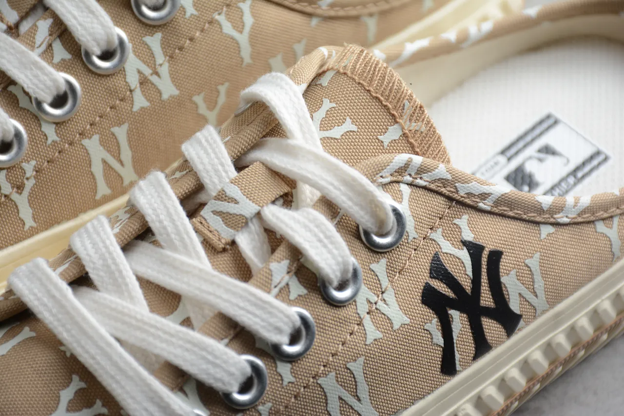 New Era Chaussures canvas beige blanc avec motif monogramme silhueta mule slip-on 6