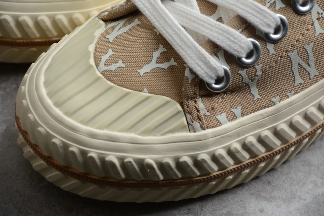 New Era Chaussures canvas beige blanc avec motif monogramme silhueta mule slip-on 7