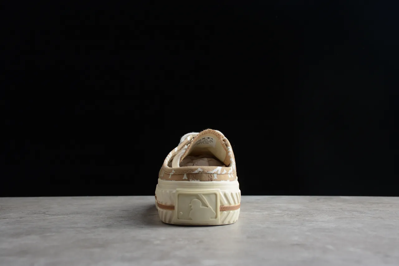 New Era Chaussures canvas beige blanc avec motif monogramme silhueta mule slip-on 8