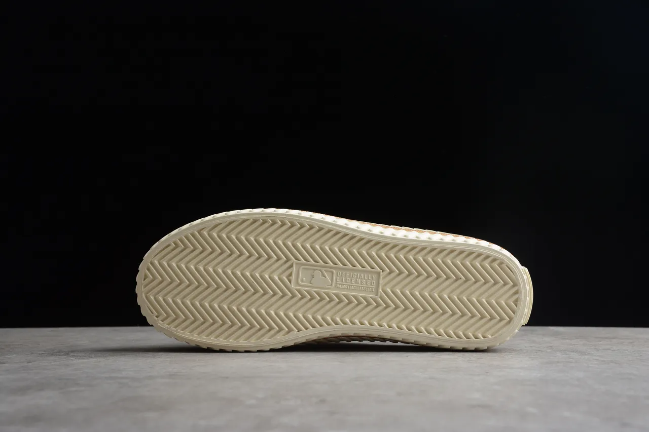 New Era Chaussures canvas beige blanc avec motif monogramme silhueta mule slip-on 9