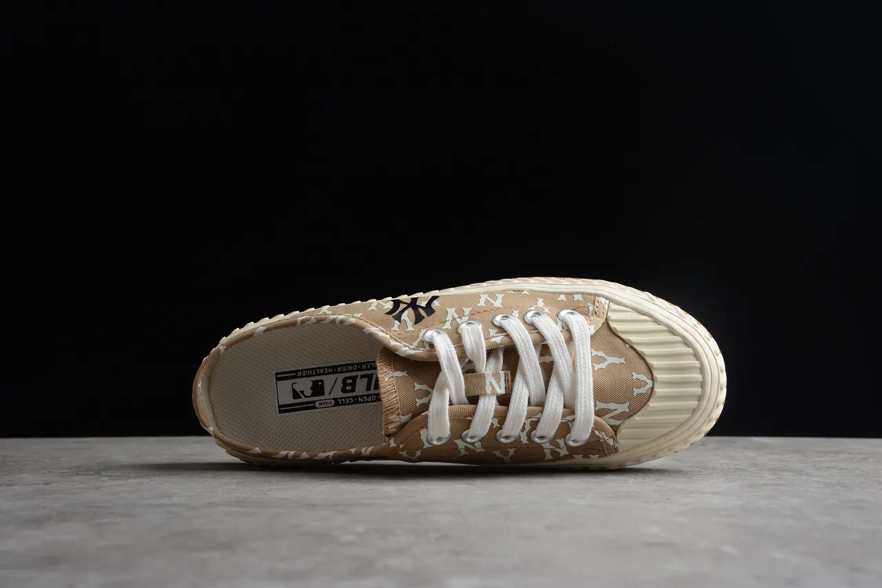 New Era Chaussures canvas beige blanc avec motif monogramme silhueta mule slip-on 10
