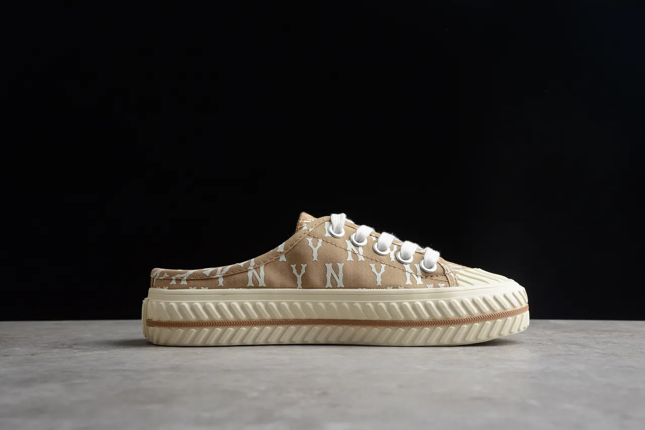 New Era Chaussures canvas beige blanc avec motif monogramme silhueta mule slip-on 11