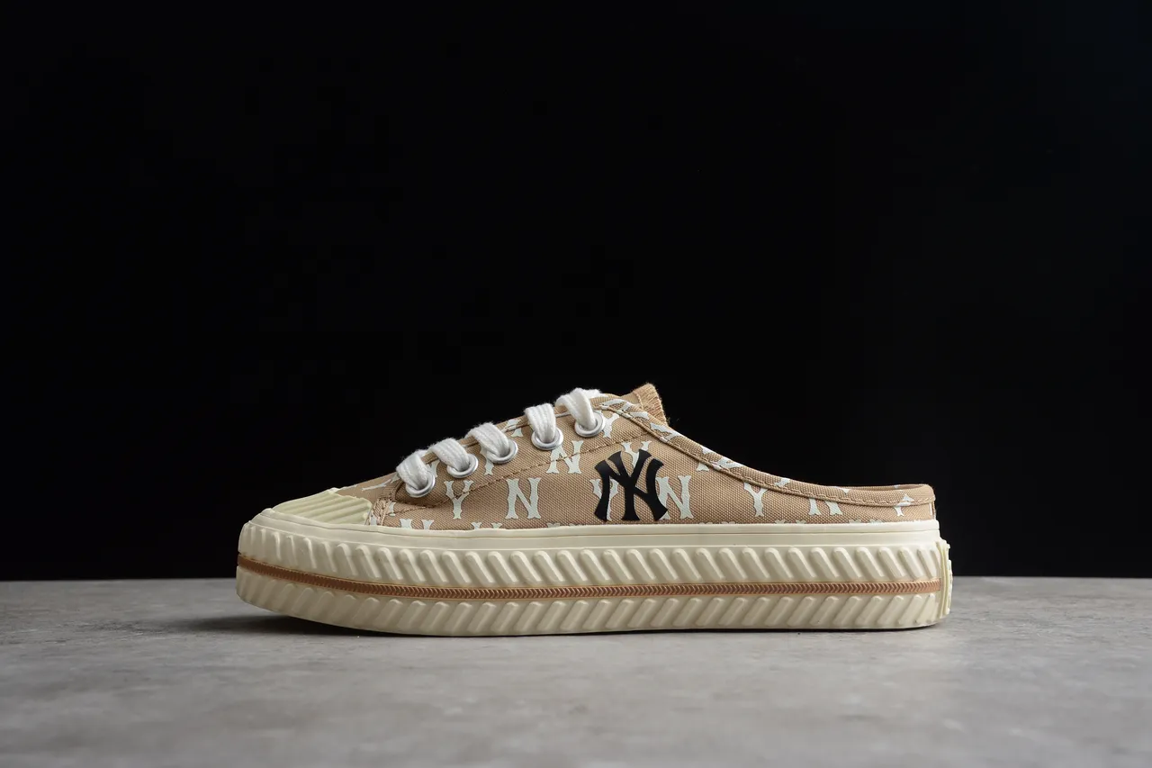 New Era Chaussures canvas beige blanc avec motif monogramme silhueta mule slip-on 13