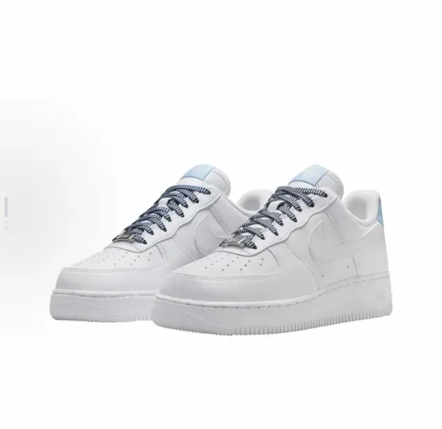 Nike Air Force 1 blanco y azul low-top perforado en el dedo del pie lifestyle sneakers 2