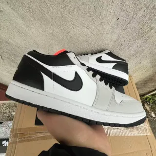 Nike Air Jordan 1 Low White Black baskets lifestyle