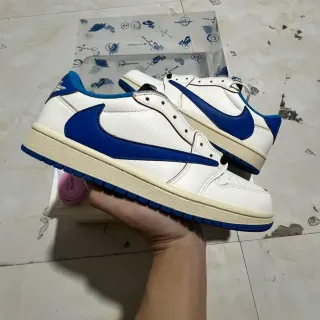 نيك إير جوردن 1 لو أبيض وأزرق ملكي حذاء أسلوب الحياة