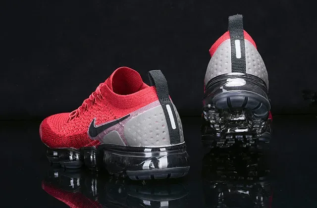 Nike Air VaporMax 红色 Flyknit 跑鞋 12