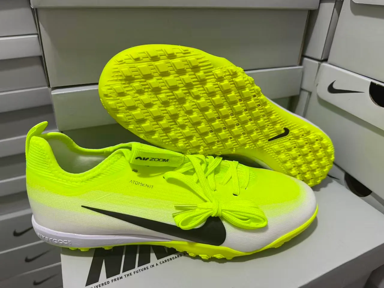 Nike Atomknit Tênis de futebol Turf com upper de malha amarelo branco neón midsole 9
