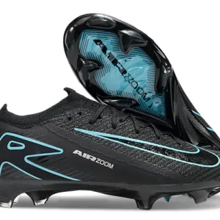 Nike Chaussures de football noir et bleu à coupe basse, upper en tricot, overlay de cage dynamique, surface ferme