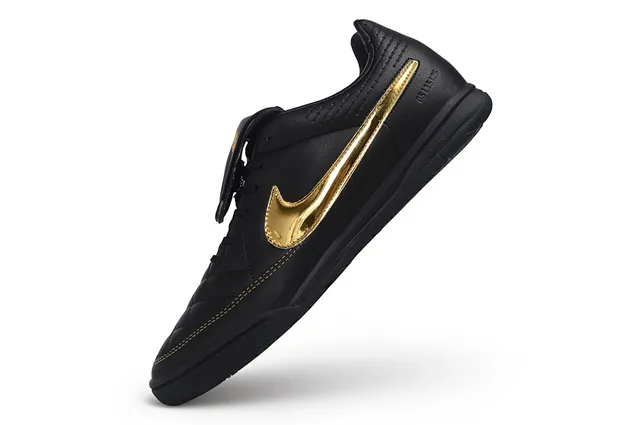 Nike Tênis de futebol indoor de couro preto e dourado acolchado com upper metálico Swoosh 2