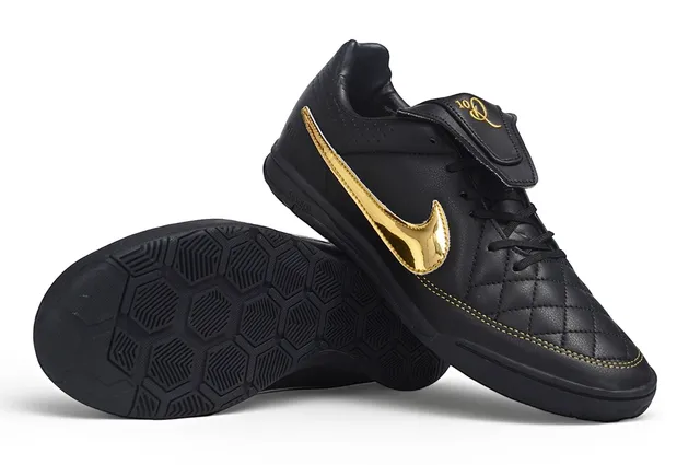 Nike Tênis de futebol indoor de couro preto e dourado acolchado com upper metálico Swoosh 3