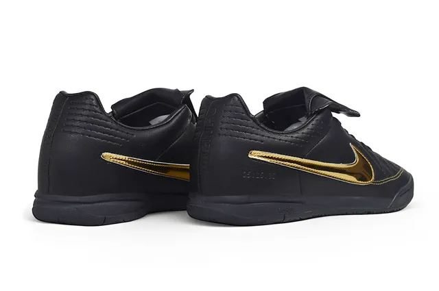 Nike Tênis de futebol indoor de couro preto e dourado acolchado com upper metálico Swoosh 4